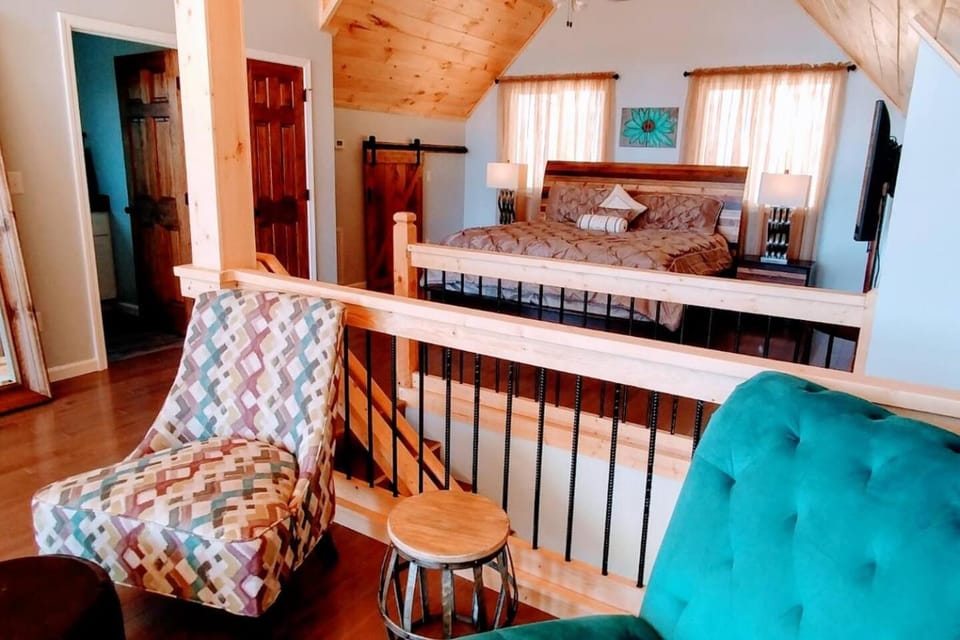 Bed, TV and multimedia, Photo of the whole room, Seating area, Bedroom