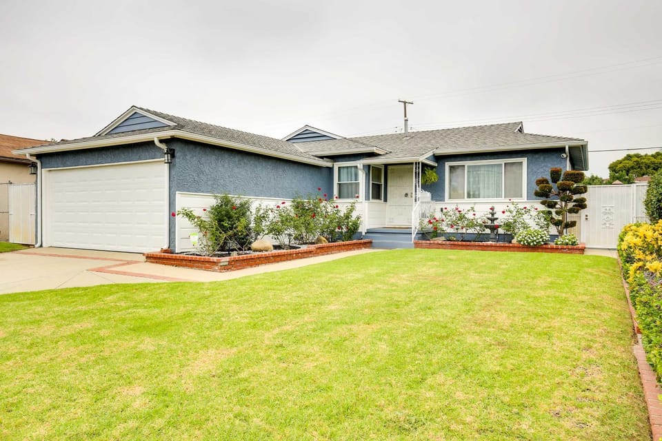 Centrally Located Compton Retreat Patio and Grills House in Compton