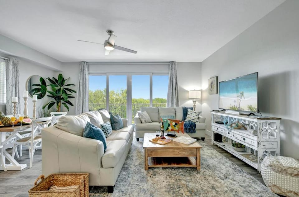 Renovated Spacious Townhome w Pool & Gym in Little Harbor Resort & Marina House in Ruskin