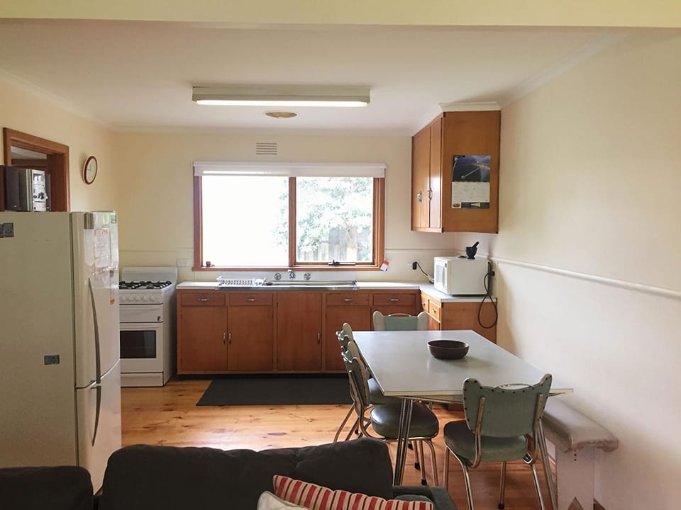 Kitchen or kitchenette, Dining area, minibar, pet friendly