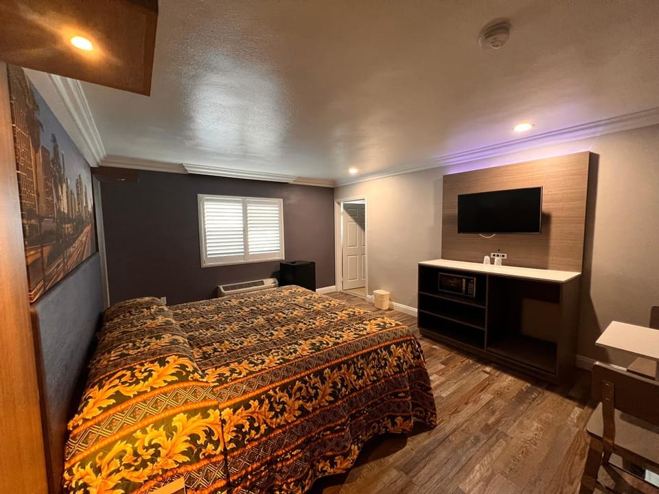Bed, TV and multimedia, Photo of the whole room, Bedroom, hair dresser