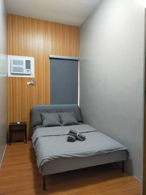 Stylish 2BR w/ Free Pool Access and Parking LG03 Apartment in Pasig