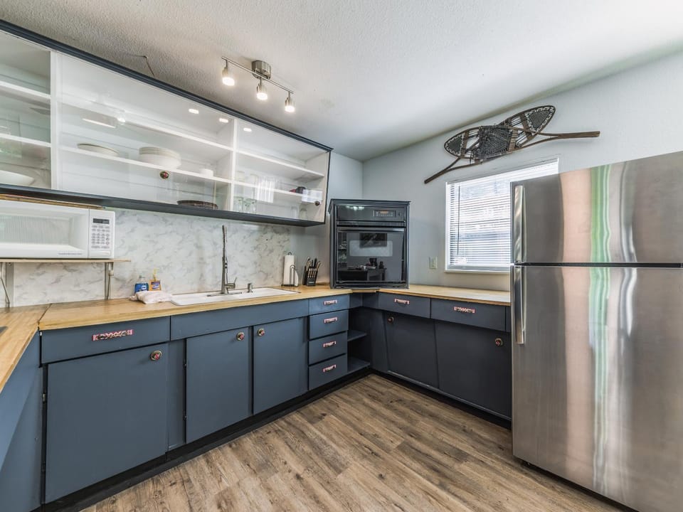 Kitchen or kitchenette, microwave, oven
