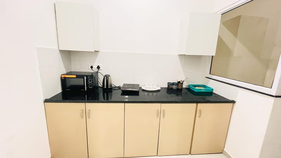 Coffee/tea facilities, Kitchen or kitchenette, stove