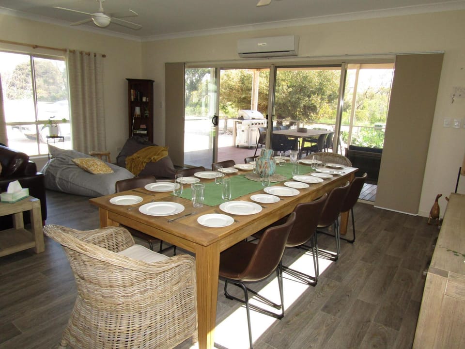 Seating area, Dining area