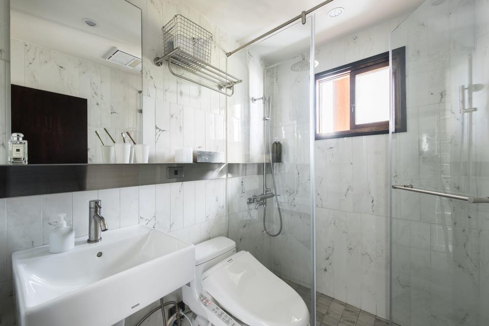 Shower, Toilet, Bathroom, towels