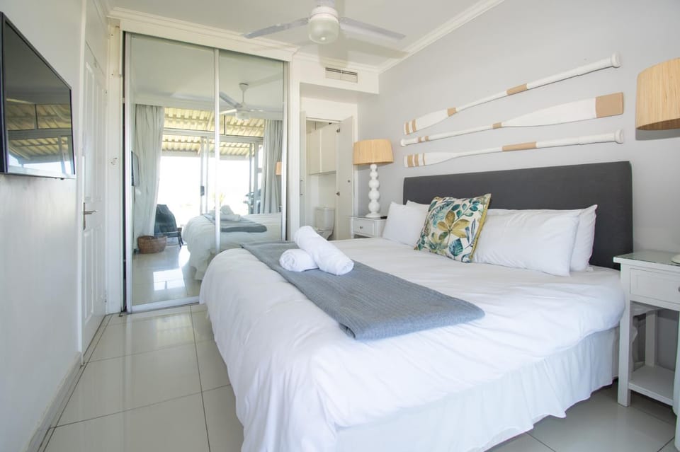 Bed, Photo of the whole room, Bedroom, towels, air conditioner