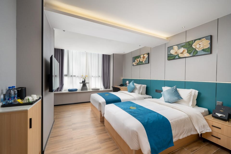 Bed, TV and multimedia, Photo of the whole room, Bedroom