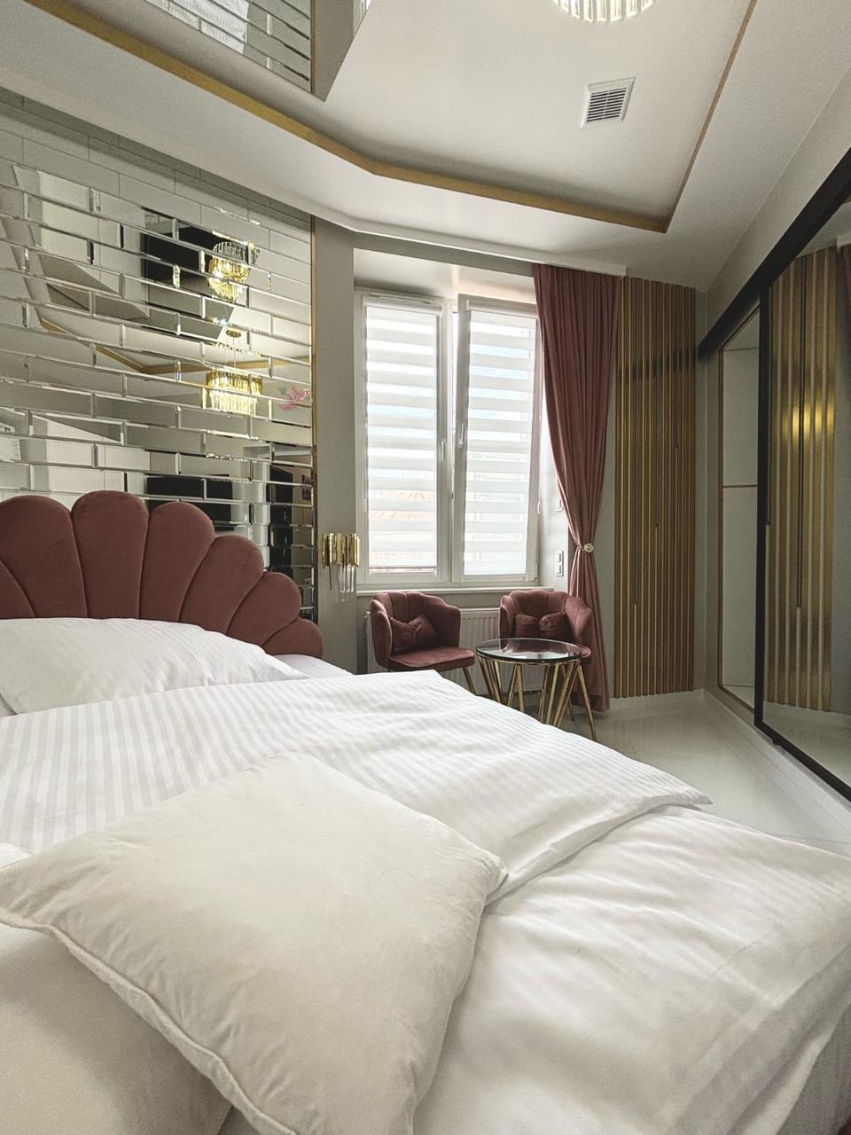 Bed, Living room, Photo of the whole room, Seating area, Bedroom