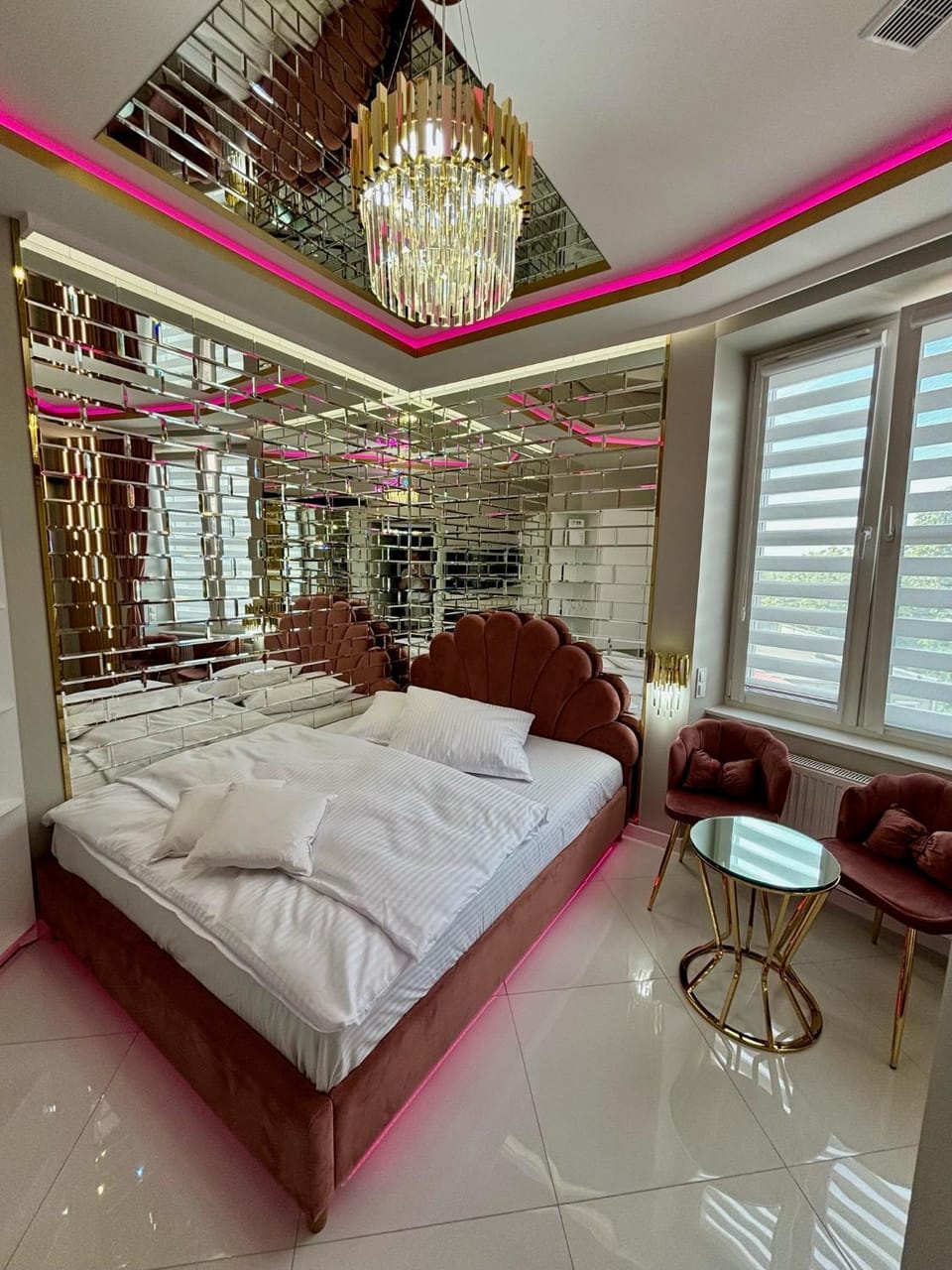Bed, Living room, Photo of the whole room, Seating area, Bedroom