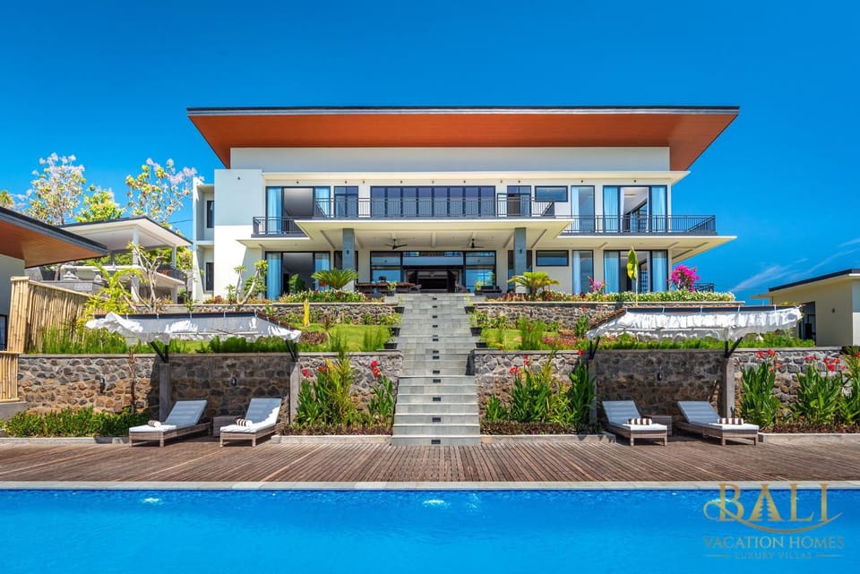 Property building, Swimming pool, sunbed