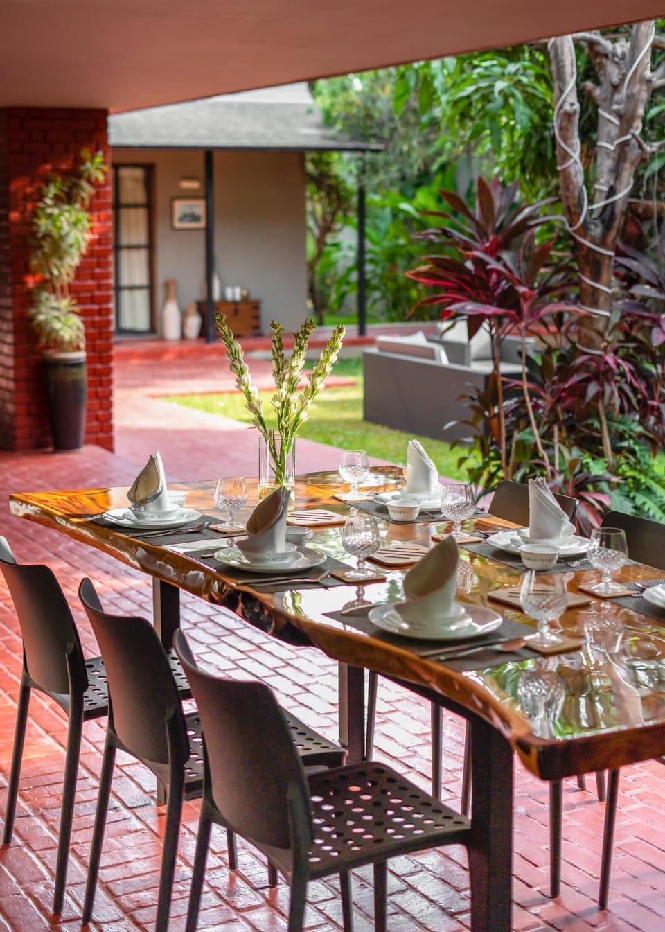 Garden, Food and drinks, Seating area, Dining area, Garden view