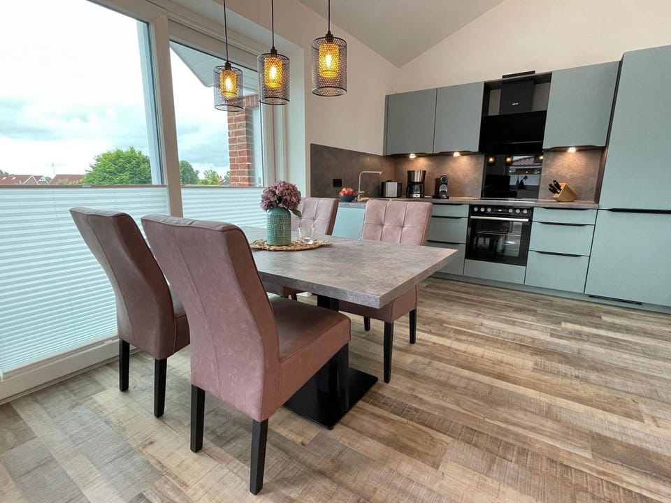 Kitchen or kitchenette, Dining area, stove