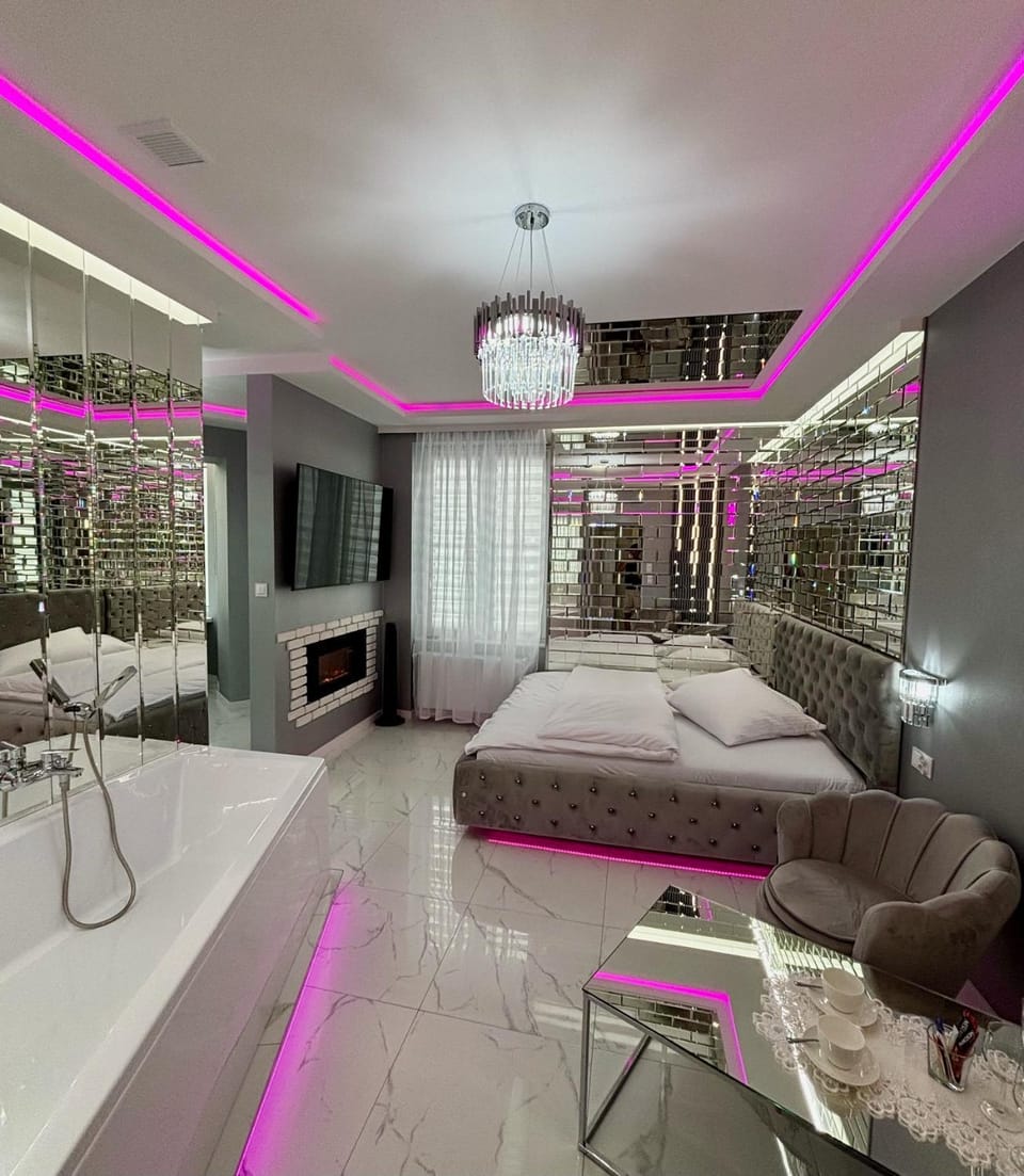Bed, TV and multimedia, Living room, Photo of the whole room, Seating area, Bedroom, Bath, fireplace