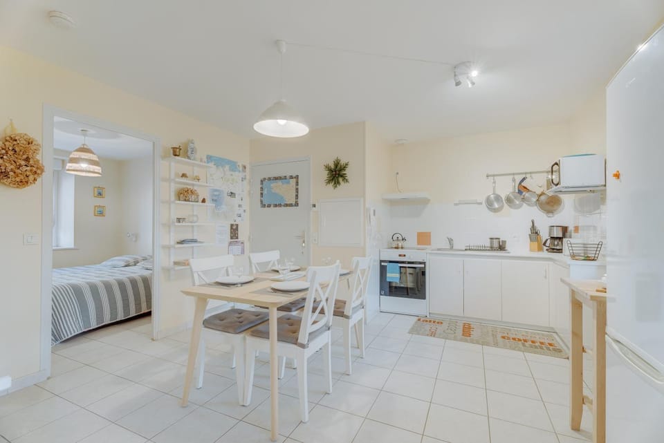 Property building, Kitchen or kitchenette, Living room