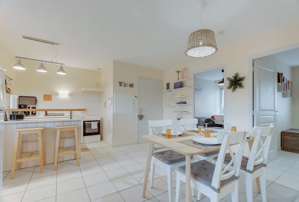 Property building, Kitchen or kitchenette, Living room