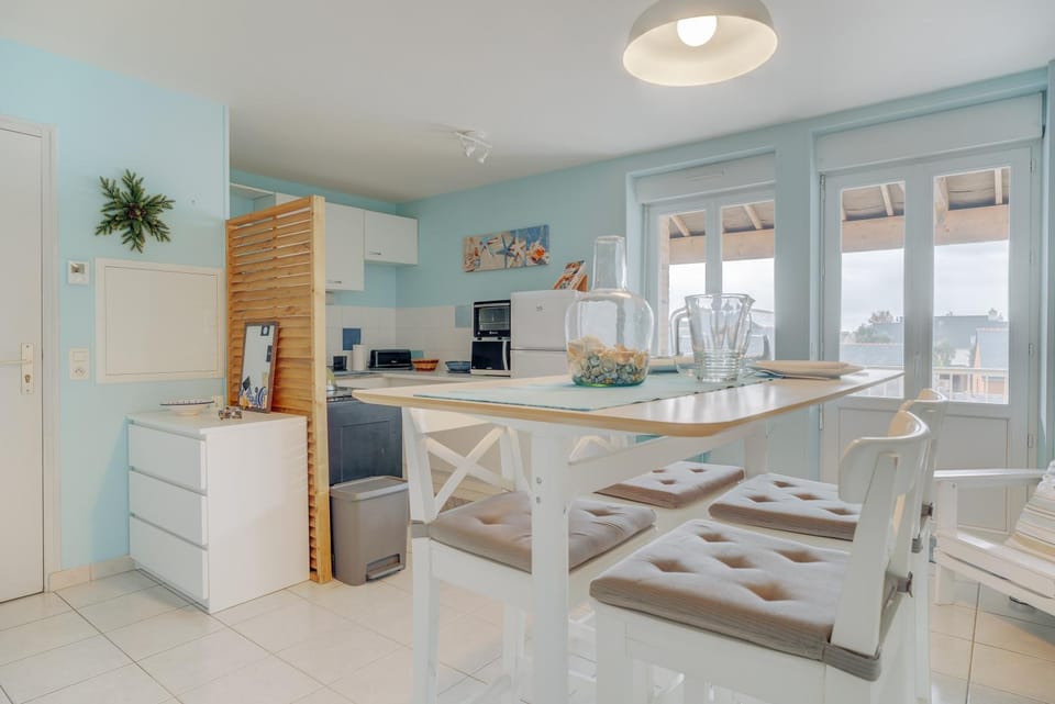 Property building, Kitchen or kitchenette, Living room