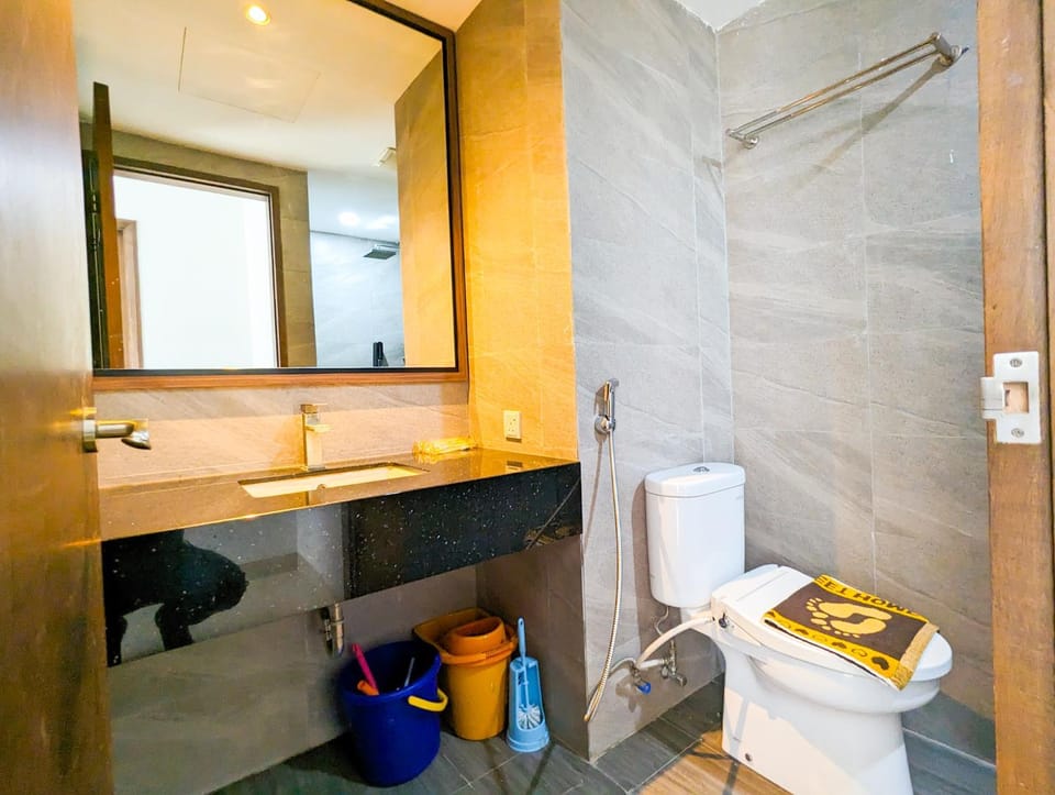 Shower, Toilet, Bathroom, bidet, towels