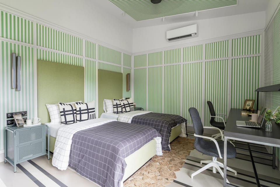 Bed, Photo of the whole room, Bedroom, hair dresser, air conditioner