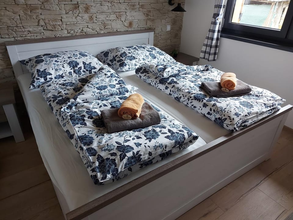 Photo of the whole room, Bedroom, towels