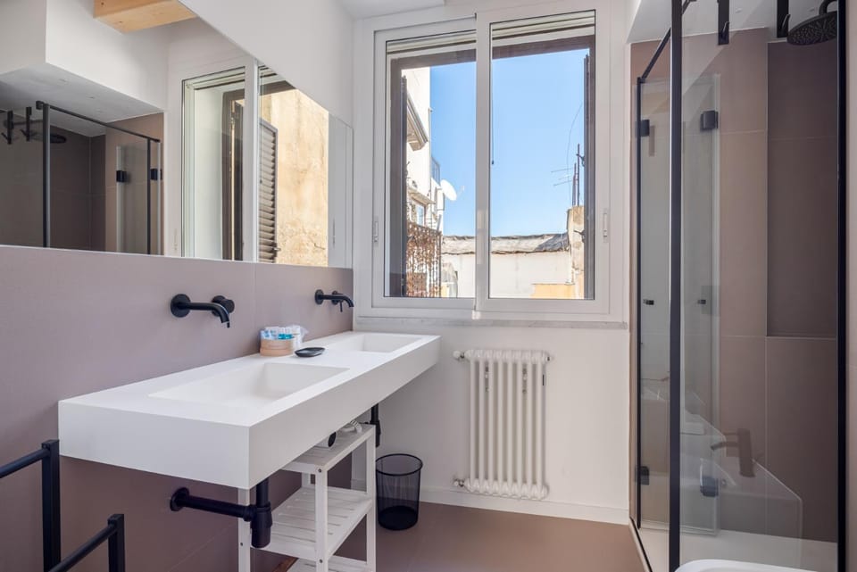 Shower, Toilet, Bathroom, bidet, hair dryier, heating, towels
