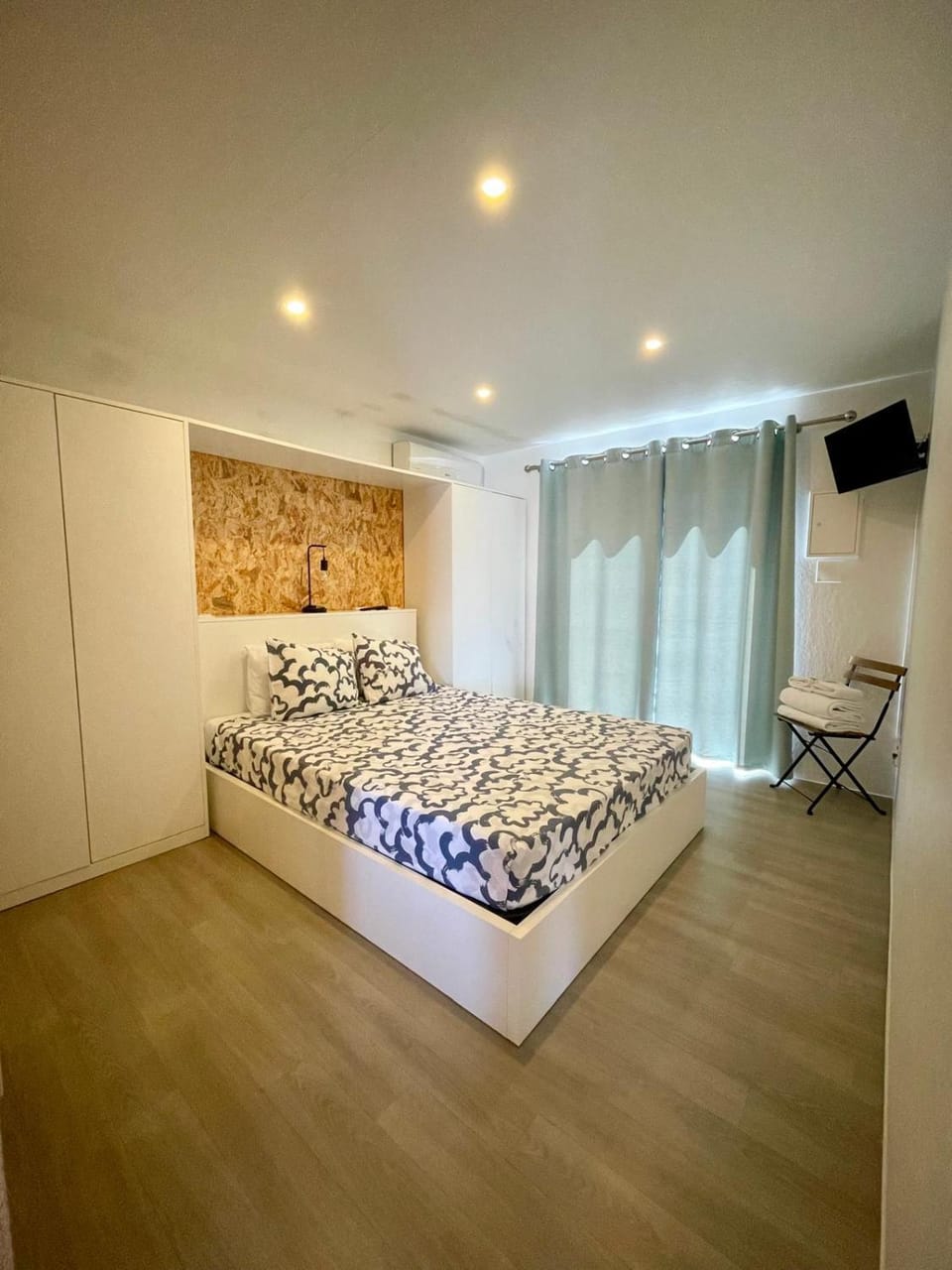 Bed, TV and multimedia, Bedroom