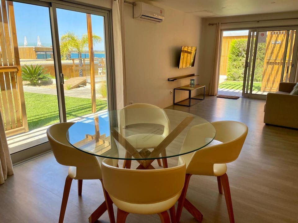 Living room, Seating area, Dining area, air conditioner