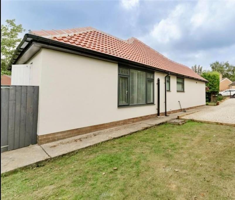 Full Modern Home - short & long stays House in Borough of Barnsley