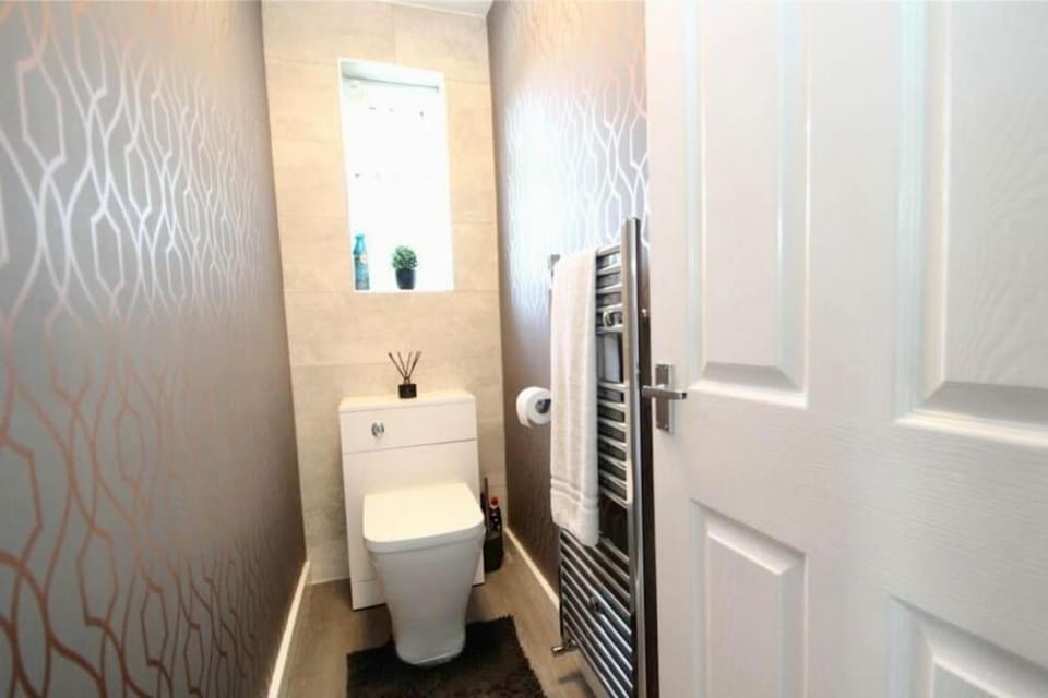 Full Modern Home - short & long stays House in Borough of Barnsley