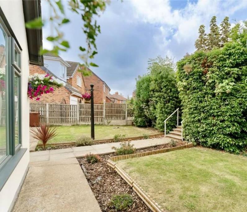 Full Modern Home - short & long stays House in Borough of Barnsley