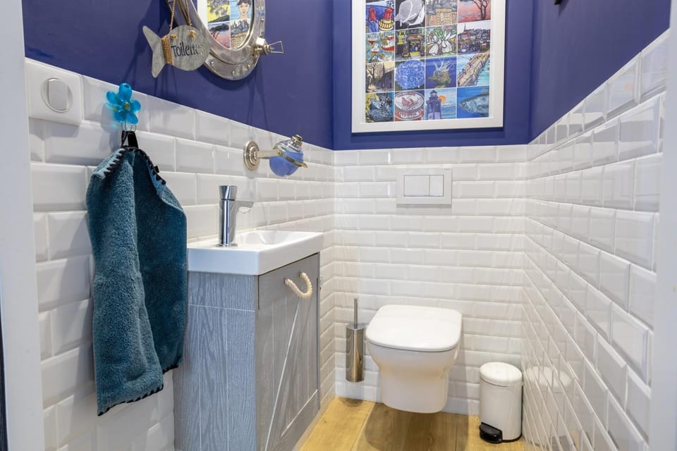 Bathroom, Living room