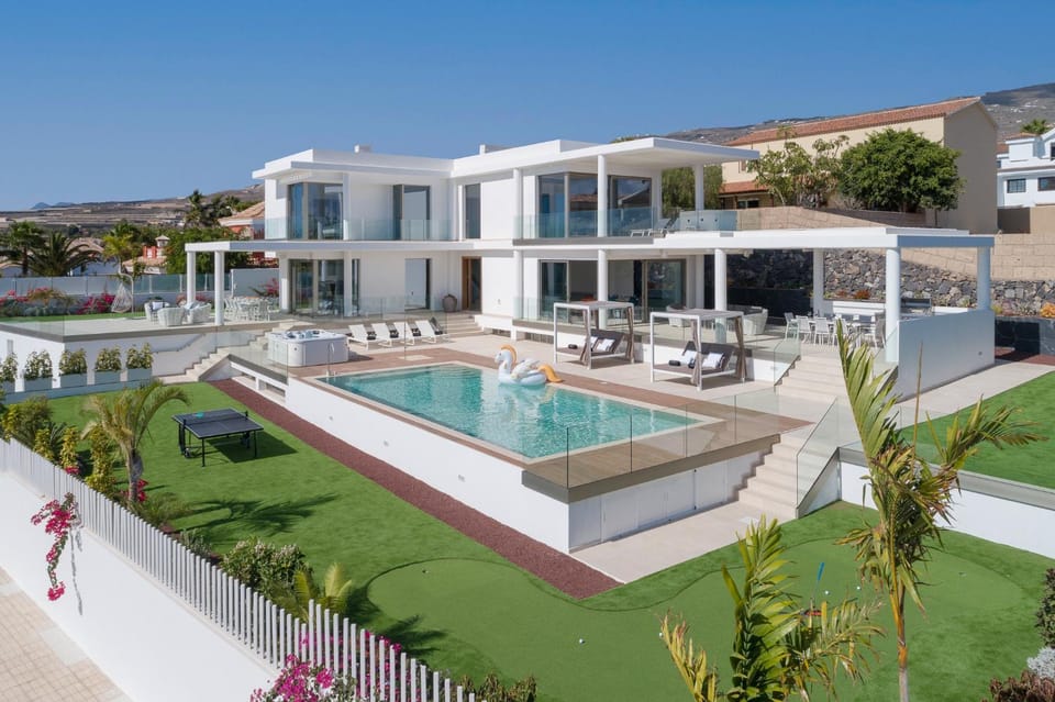 Property building, Patio, Spring, Day, Natural landscape, Garden view, Pool view, Swimming pool, sunbed