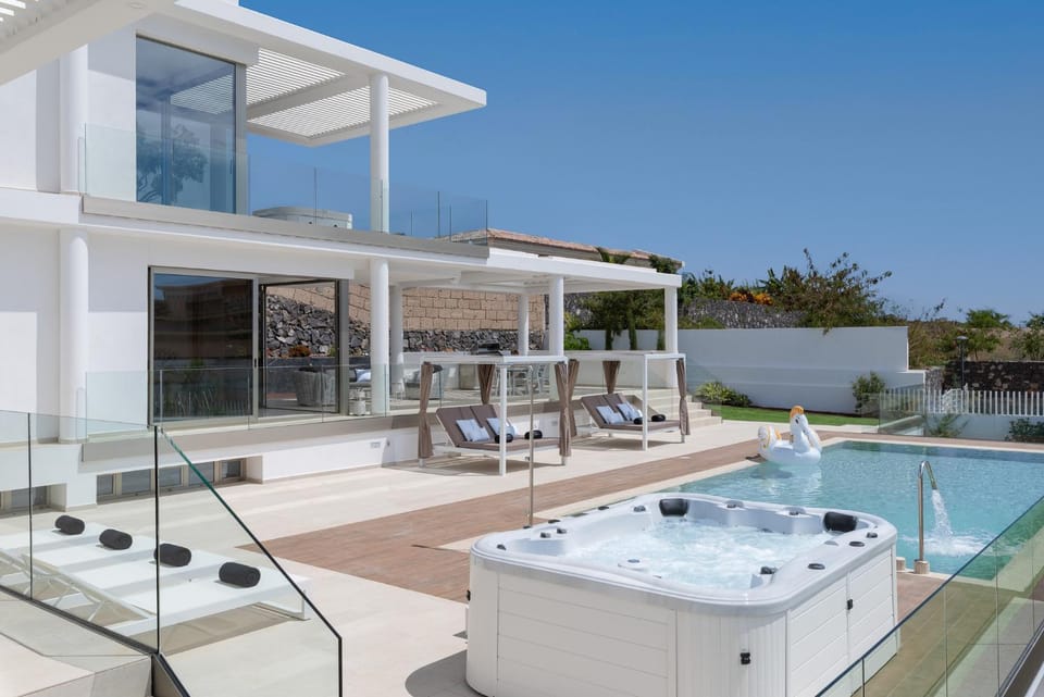 Patio, Day, Hot Tub, Pool view, Swimming pool, sunbed
