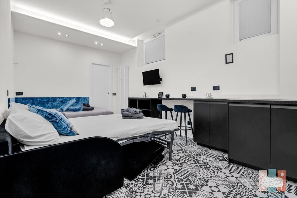 Bed, TV and multimedia, Living room, Seating area