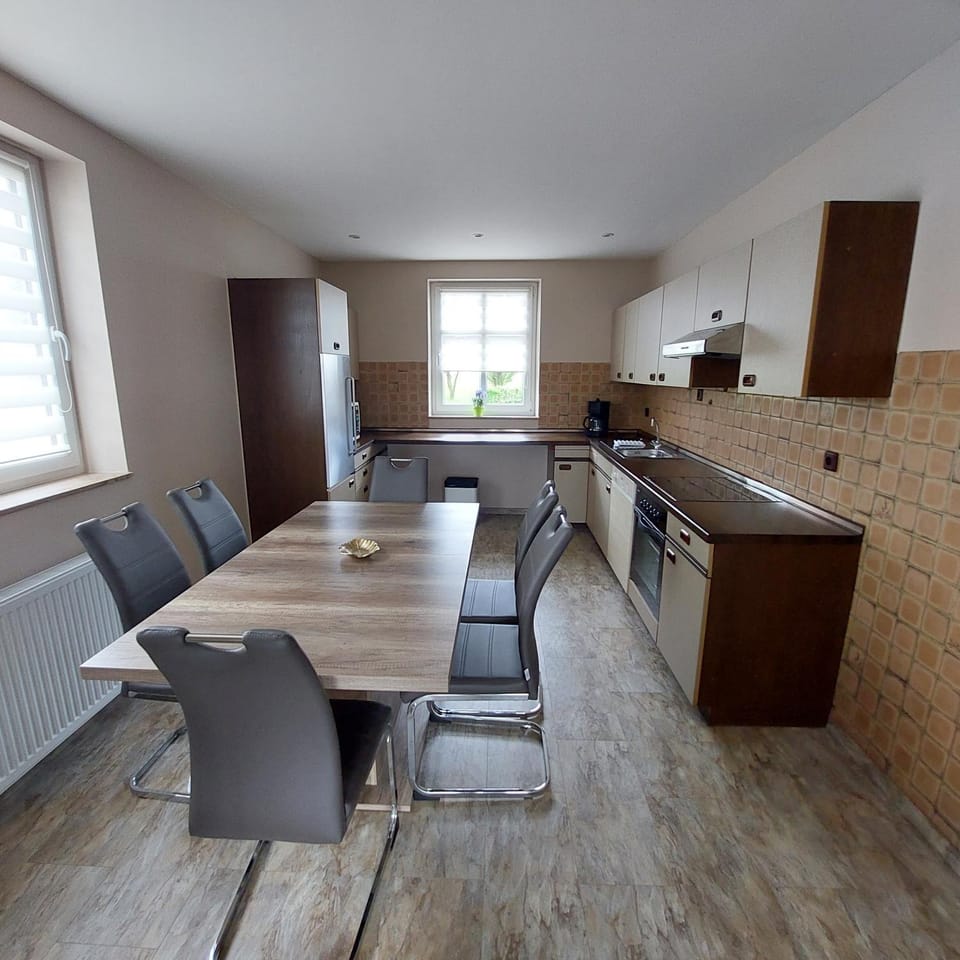 Kitchen or kitchenette, Dining area, minibar, pet friendly, stove