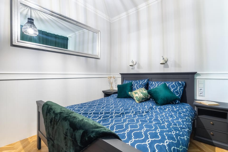 Bed, Seating area, Bedroom