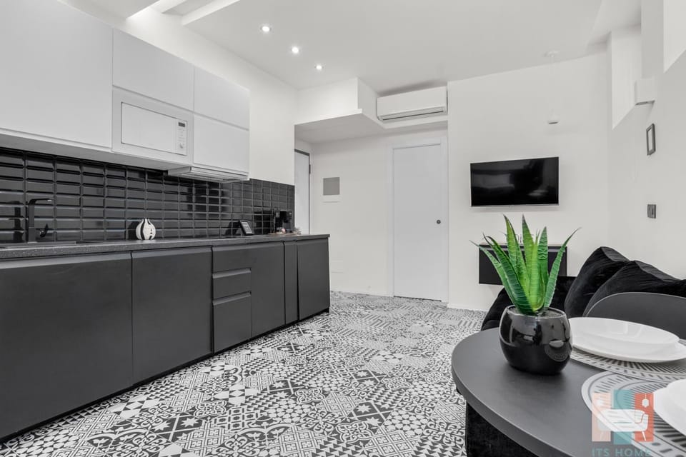 TV and multimedia, Kitchen or kitchenette, Living room, Seating area, air conditioner