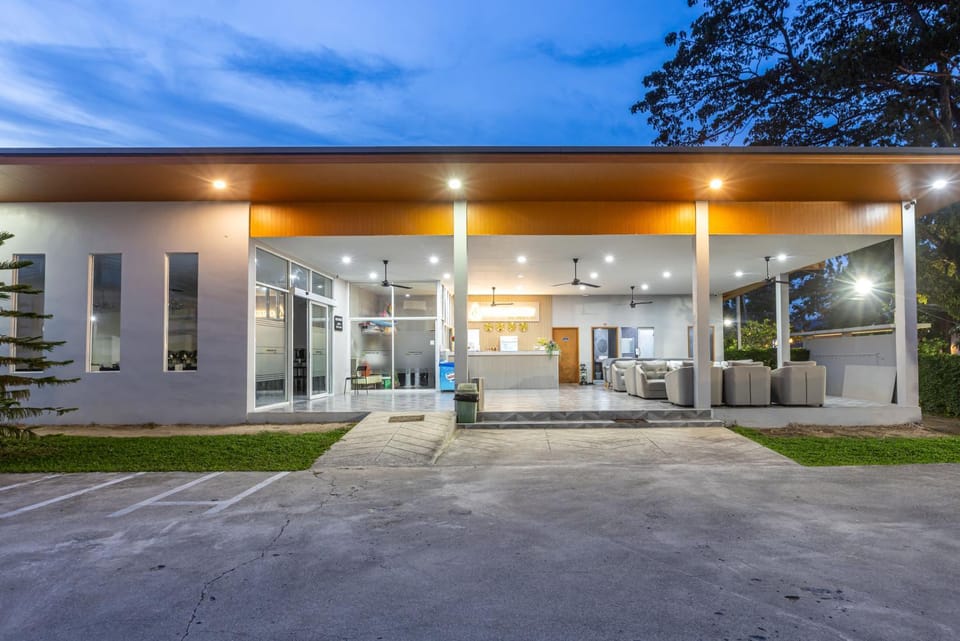 Property building, Facade/entrance, Night, On-site shops, Balcony/Terrace, Lobby or reception, Business facilities