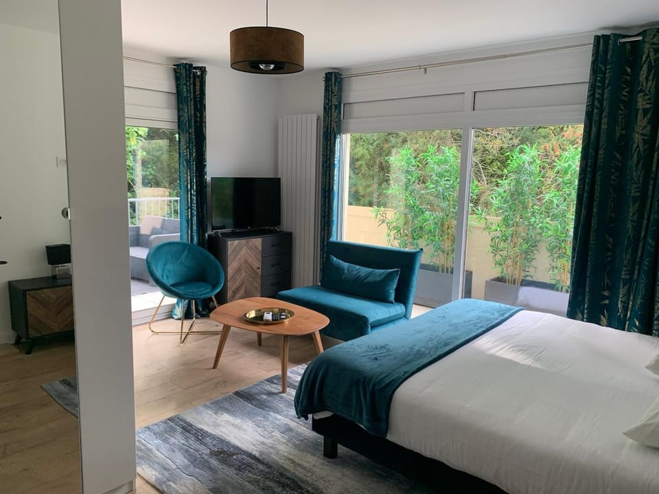 Bed, TV and multimedia, Living room