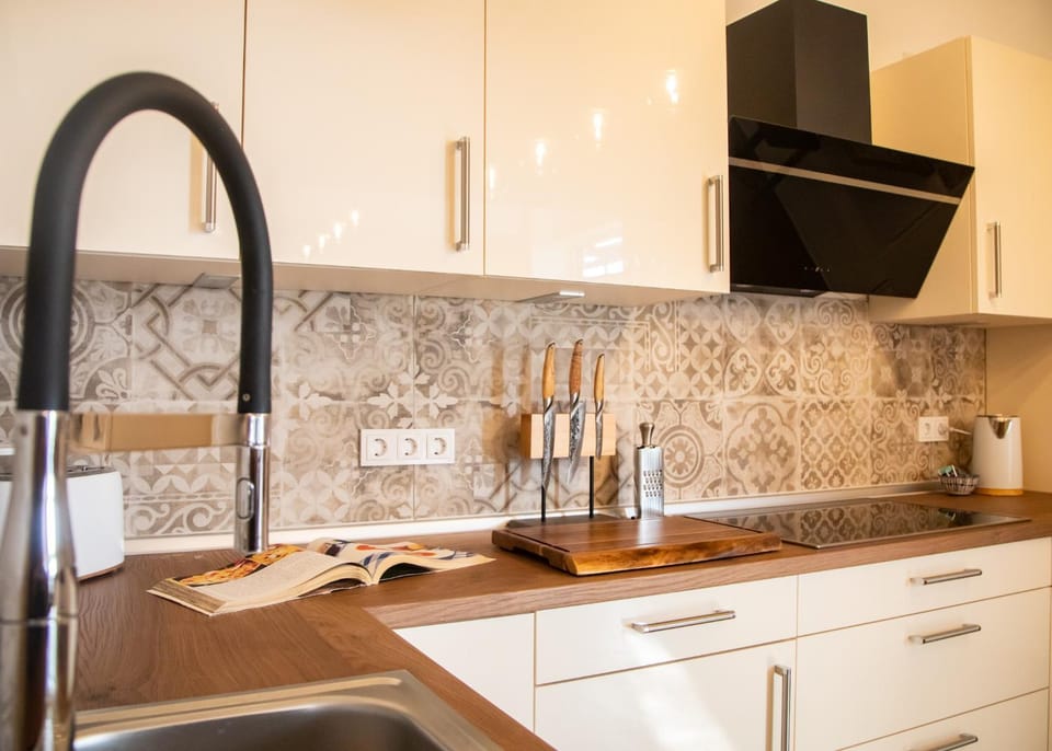 Kitchen or kitchenette, pet friendly, stove