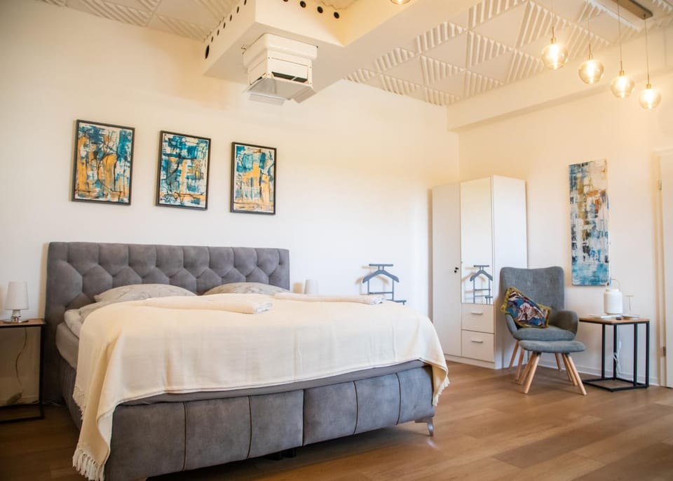 Bed, TV and multimedia, Bedroom