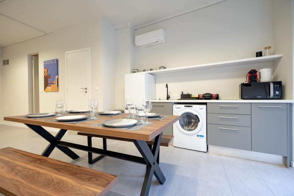 Kitchen or kitchenette, air conditioner