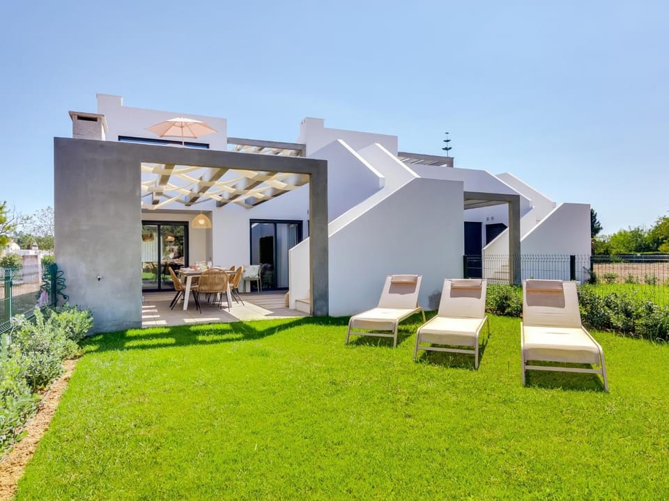 Property building, Patio, Spring, Garden, Garden, Balcony/Terrace, Garden view, sunbed