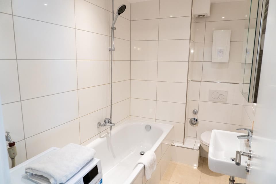 Shower, Toilet, Bathroom, Bath, towels, washing machine