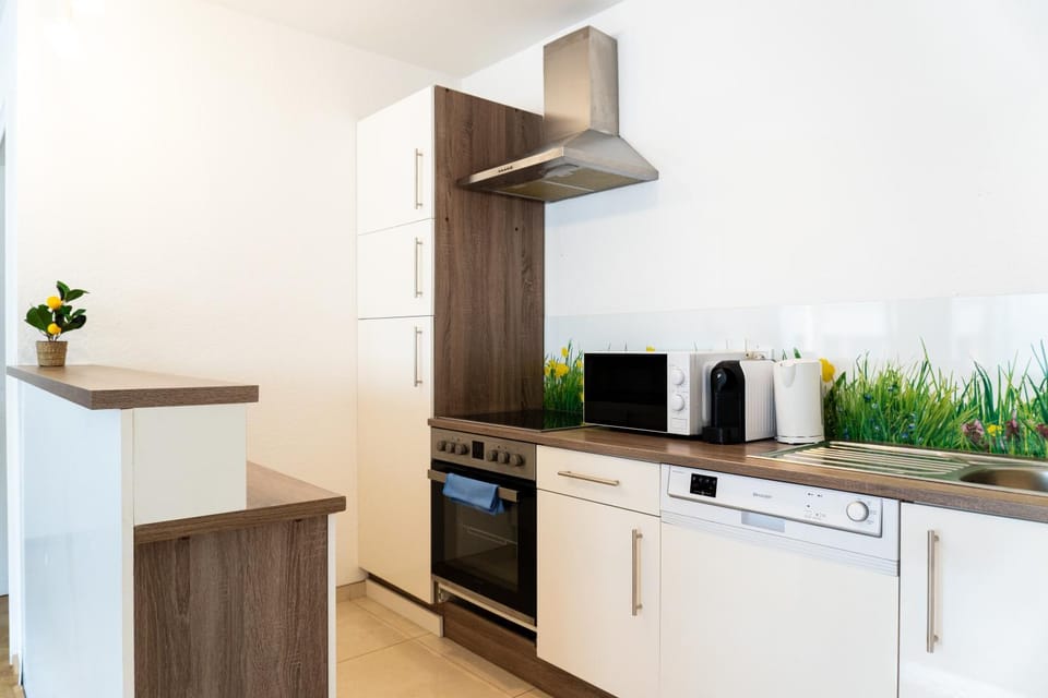 Coffee/tea facilities, Kitchen or kitchenette, dishwasher, microwave, oven, stove