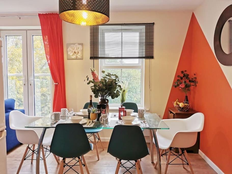 Fivehill 4 Bedrooms Apartments 6 beds 4 Showers Free Parking Apartment in Sheffield