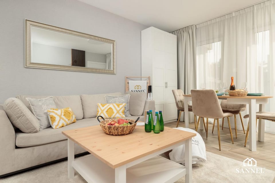 Living room, Decorative detail, Decorative detail, Seating area, Dining area, On site