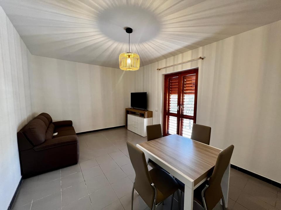 Communal lounge/ TV room, TV and multimedia, Living room, Seating area, Dining area, Evening entertainment