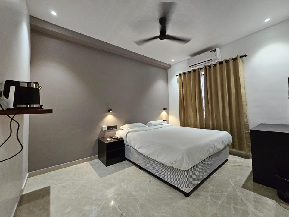 Bed, Photo of the whole room, Bedroom, fireplace
