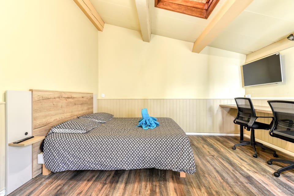 Bed, TV and multimedia, Bedroom, wardrobe